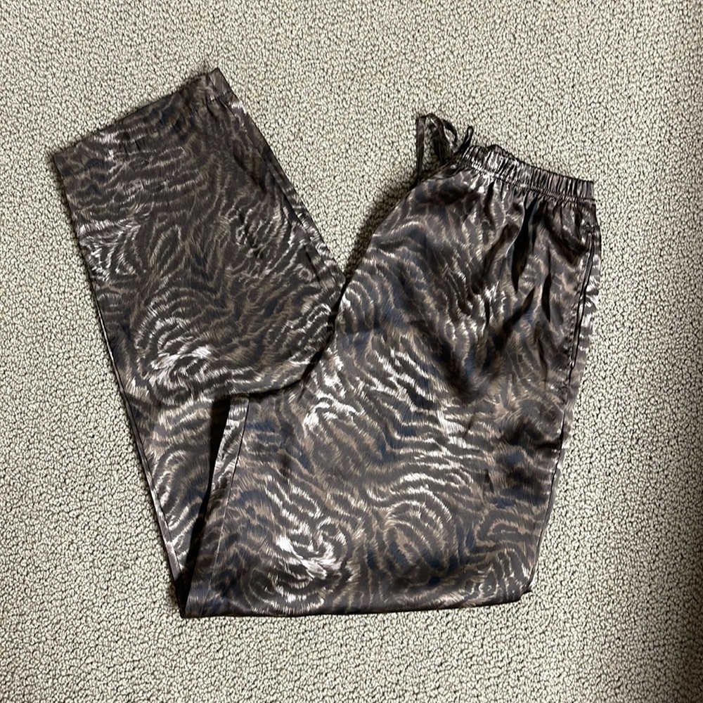 Secret Treasures pajama pant with pockets. Great condition! Size medium.